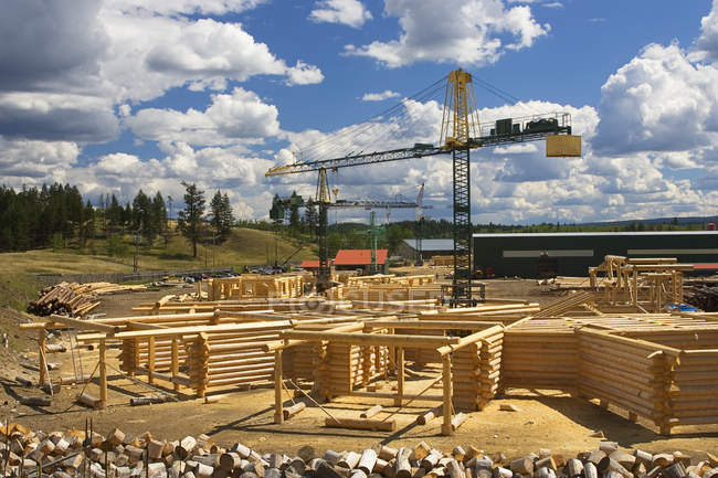 Log Houses building in 100 Mile House Area, British Columbia, Canadá . — Fotografia de Stock