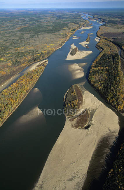 Vue aérienne de la rivière Athabasca dans les prairies de l'Alberta, Canada . — Photo de stock