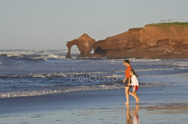Frau mit Tochter geht Hand in Hand am Strand von Profit Point in der Nähe von Darnley, Prince Edward Island, Kanada. — Stockfoto