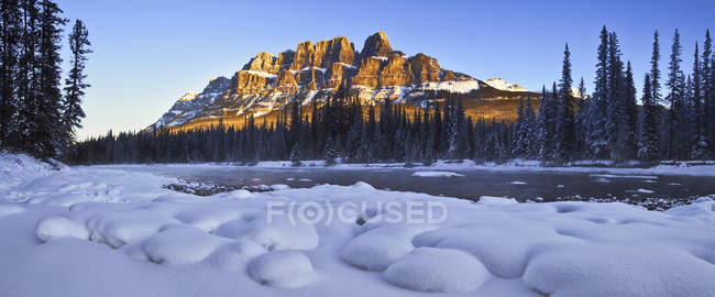 Castle Mountain e Bow River nella stagione invernale nel Banff National Park, Alberta, Canada — Foto stock