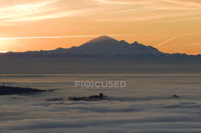 Vancouver e parte inferior do continente coberto com nuvens e nevoeiro, British Columbia, Canadá . — Fotografia de Stock