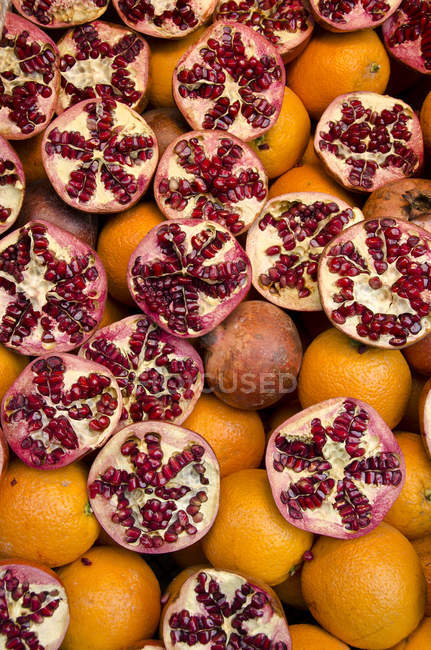 Granatäpfel gestapelt am Marktstand, Vollrahmen — Stockfoto