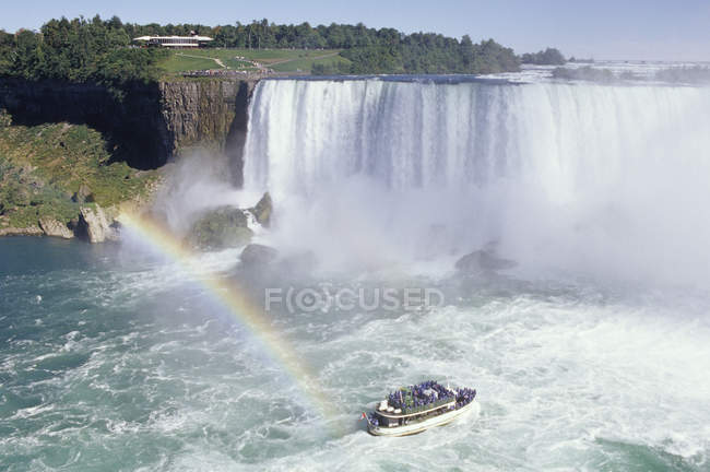 Bateau d'excursion avec des touristes naviguant près de Niagara Falls, Ontario, Canada
. — Photo de stock