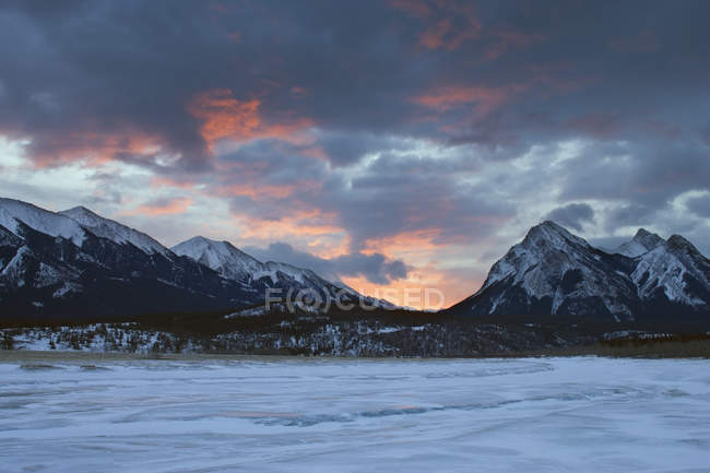 Abraham Lake in winter sunrise, Kootenay Plains, Alberta, Canadá - foto de stock