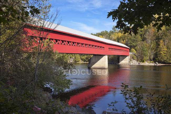Pont couvert de Wakefield au-dessus de la rivière Gatineau, Wakefield, Québec, Canada . — Photo de stock