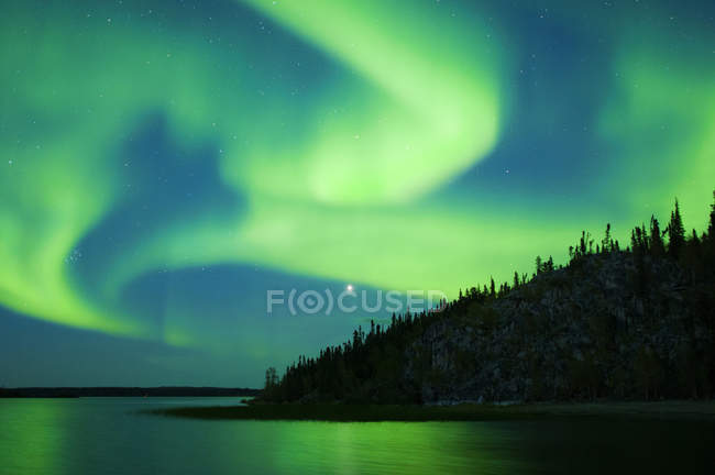 Polarlichter über dem See im borealen Wald, Gelbmesserumgebung, Nordwest-Territorien, Kanada — Stockfoto