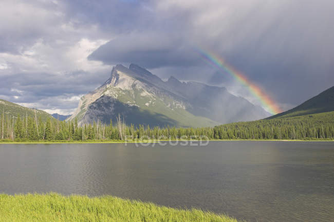 Wunderschöner regenbogen über mount rundle im banff nationalpark, alberta, kanada — Stockfoto