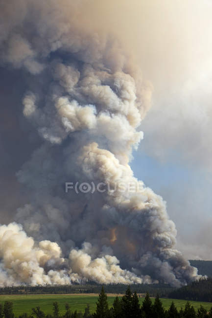 Fumaça densa de incêndio florestal em Colúmbia Britânica, Canadá — Fotografia de Stock