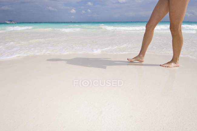 Frauenbeine auf Sand von Tulum Beach, Quintana Roo, Mexiko — Stockfoto