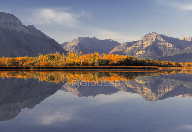 Lago Maskinonge con reflejo de montañas en el Parque Nacional de los Lagos Waterton, Alberta, Canadá . - foto de stock