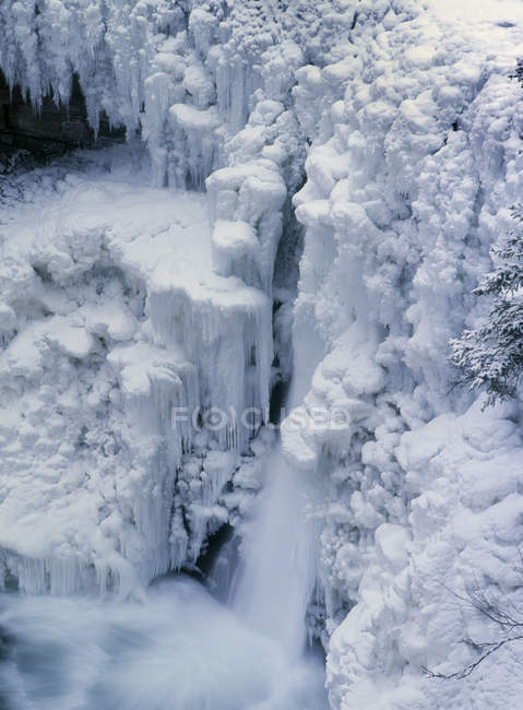 Frozen Cresent Falls in winter, Bighorn Country, Alberta, Canadá . — Fotografia de Stock