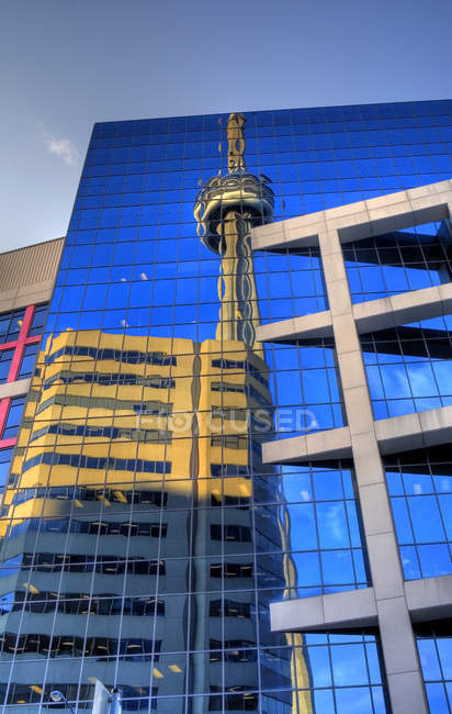 Reflexão da Torre CN no edifício CBC, Toronto, Ontário, Canadá — Fotografia de Stock
