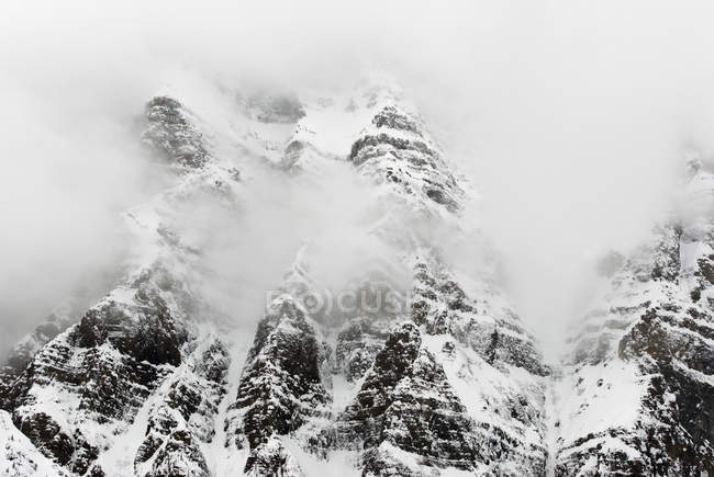 Nevoeiro coberto de neve Monte Chephren em Banff National Park, Alberta, Canadá — Fotografia de Stock