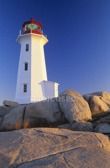 Vue en angle bas du phare de Peggy Cove en Nouvelle-Écosse, Canada — Photo de stock