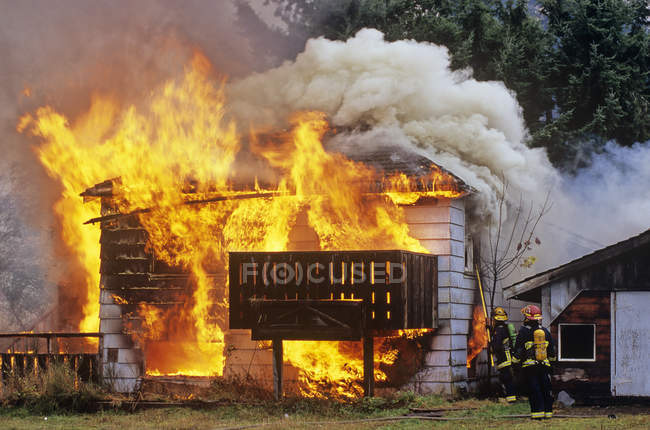 Incendio en Paldi, Vancouver Island, Columbia Británica, Canadá . - foto de stock