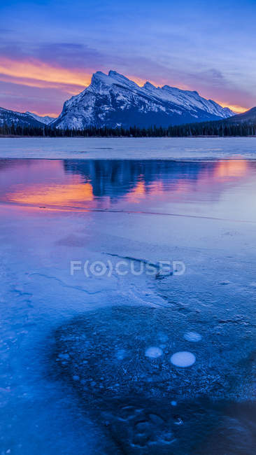 Amanhecer espetacular por lago de montanha e monte Rundle, Parque Nacional Banff, Alberta, Canadá — Fotografia de Stock