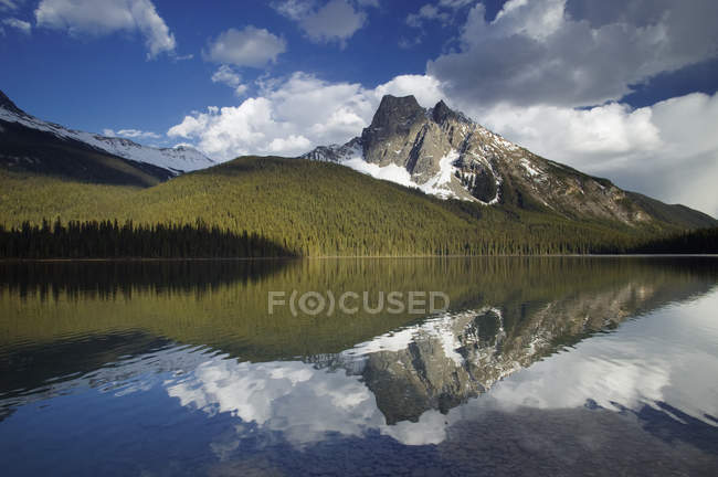 Reflexión del Monte Burgess en Emerald Lake en el Parque Nacional Yoho, Columbia Británica, Canadá - foto de stock