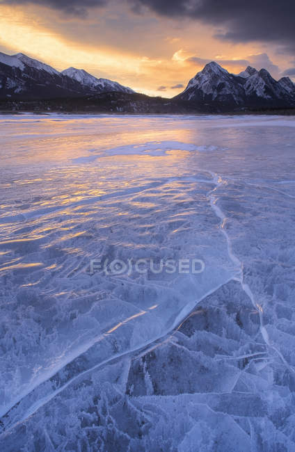 Superficie congelata del lago Abraham a Preachers Point, Kootenay Plains, Alberta, Canada . — Foto stock