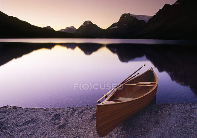 Kanu am Ufer des Bugsees im Morgengrauen, Banff Nationalpark, Alberta, Kanada. — Stockfoto