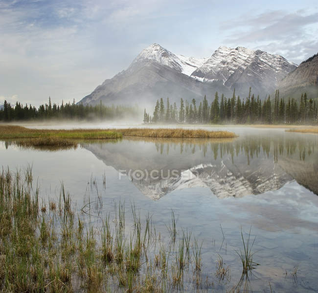 Elliot Peak reflexionando en Whitegoat Lakes, Kootenay Plains, Bighorn Wildland, Alberta, Canadá - foto de stock