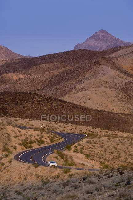 Carro dirigindo na estrada curvilínea pelo Lago Mead, Nevada, EUA — Fotografia de Stock