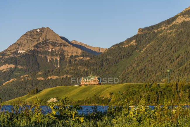 Paysage montagneux avec l'hôtel Prince of Wales, parc national des Lacs-Waterton, Alberta, Canada — Photo de stock