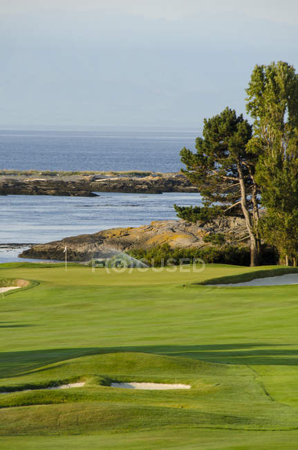 Pelouse verte du Victoria Golf Club sur le détroit de Juan de Fuca, Oak Bay, Colombie-Britannique, Canada — Photo de stock