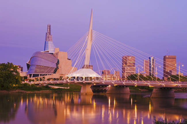 Skyline de Winnipeg montrant la rivière Rouge, le pont de l'Esplanade Riel et le Musée canadien des droits de la personne, Manitoba, Canada — Photo de stock