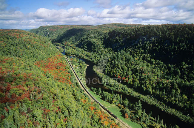 Vue aérienne du passage d'un train au parc sauvage d'Agawa Canyon, Ontario, Canada . — Photo de stock