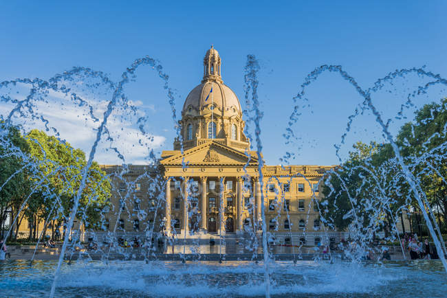 Фонтан перед зданием Законодательного собрания Альберты в Эдмонтоне, Альберта, Канада — стоковое фото