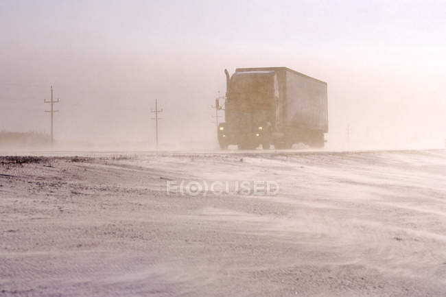 Camión en la autopista Trans-Canada durante un clima tormentoso cerca de Winnipeg, Manitoba, Canadá - foto de stock