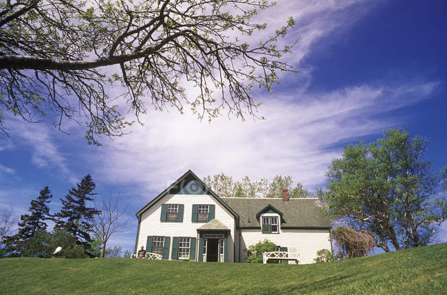 Haus und Garten mit grünem Giebel auf Prince Edward Island, Kanada. — Stockfoto