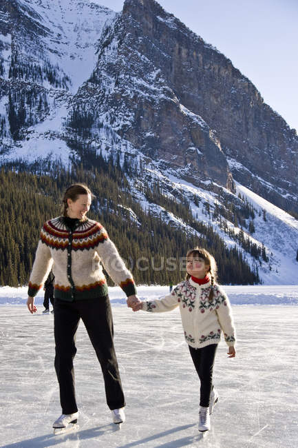 Madre e figlia pattinare alla pista di pattinaggio sul ghiaccio a Lake Louise, Banff National Park, Alberta, Canada . — Foto stock