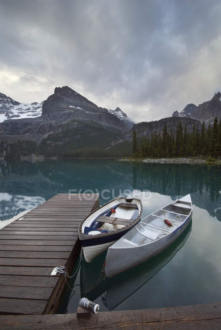 Canoe ormeggiate al molo del Lago Ohara nel Parco Nazionale Yoho, Columbia Britannica, Canada — Foto stock
