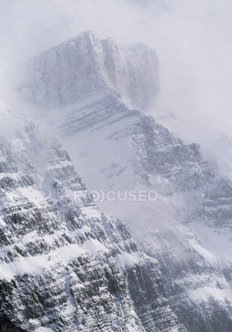 Rochas cobertas de neve do Monte Chepren, Parque Nacional Banff, Alberta, Canadá . — Fotografia de Stock