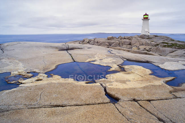 Phare emblématique de Peggy Cove sur le littoral de granit de la Nouvelle-Écosse, Canada . — Photo de stock
