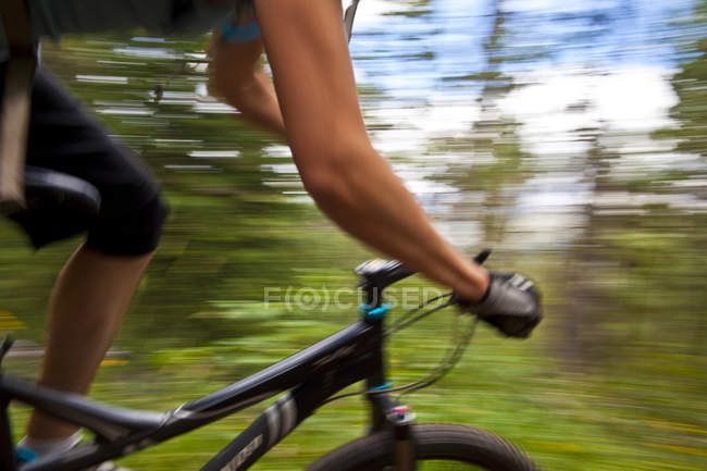 Female mountain biker riding Highline trail in Canmore, Canada. — Stock Photo