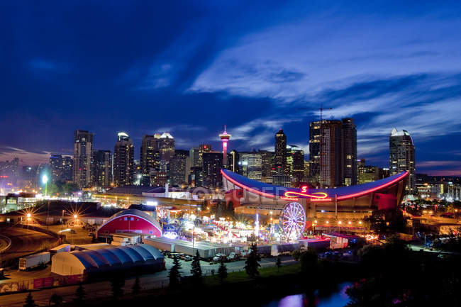 Festival du Stampede de Calgary et la skyline de Calgary, Alberta, Canada. — Photo de stock