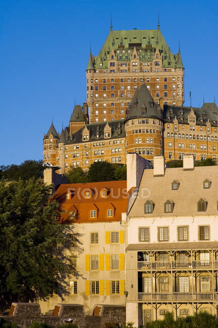 Chateau Frontenac com edifícios clássicos na rua à luz da manhã, Quebec, Canadá . — Fotografia de Stock