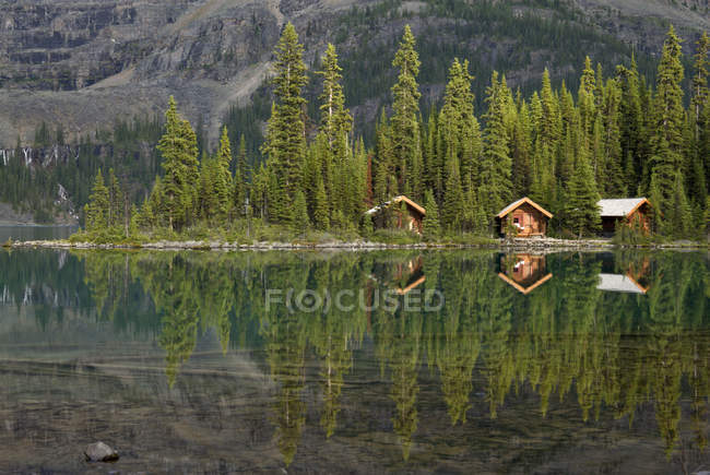 Paysage pittoresque avec cabanes du Lake Ohara Lodge dans le parc national Yoho, Colombie-Britannique, Canada — Photo de stock