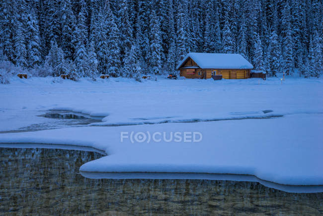Cabine coberta de neve no Lago Louise, Banff National Park, Alberta, Canadá — Fotografia de Stock
