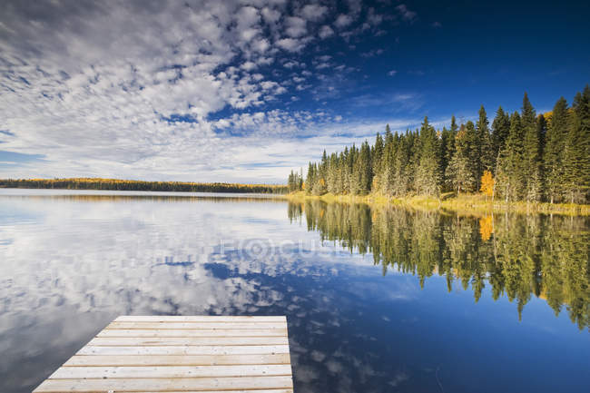 Pier of Hanging Heart Lakes, Prince Albert National Park, Saskatchewan, Canadá - foto de stock