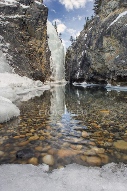 Rocky stream of Cline River Canyon in winter, Bighorn Wildlands, Kootenay Plains, Alberta, Canadá . — Fotografia de Stock
