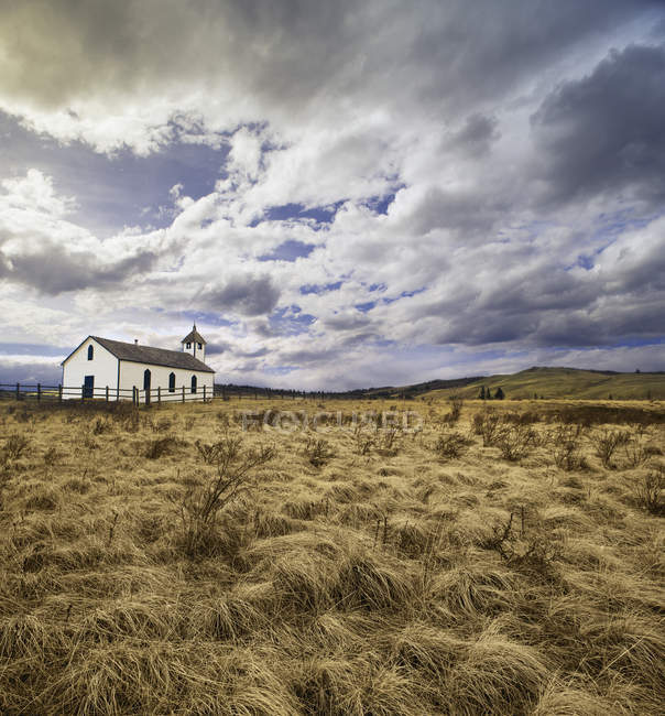 Église unie McDougall dans la prairie près de Morley, Alberta, Canada — Photo de stock