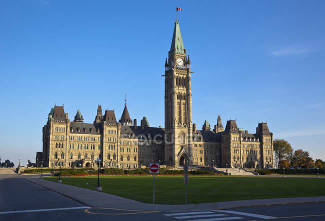 Башня мира и здания канадского парламента в Оттаве, Онтарио, Канада — стоковое фото