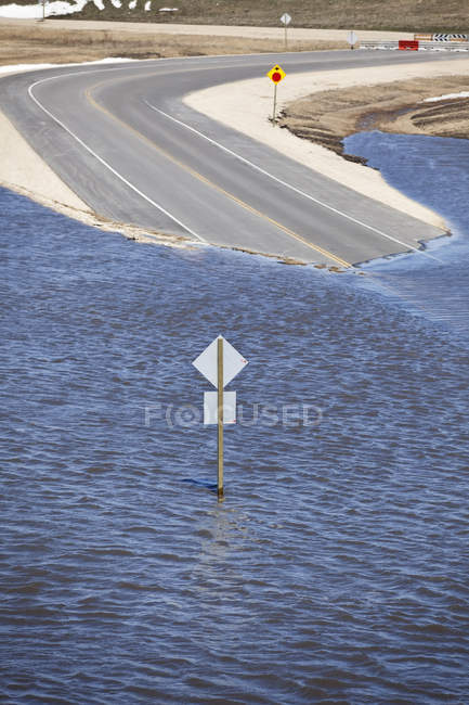 Inondation printanière de la rivière Rouge sur la route dans la vallée de la rivière Rouge, Winnipeg, Manitoba, Canada — Photo de stock
