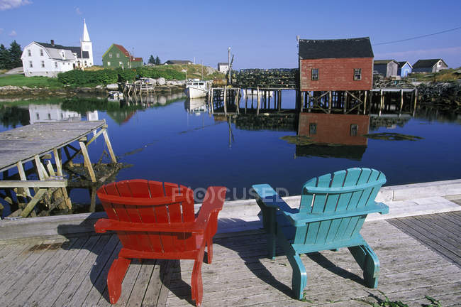 Dos sillas en el muelle en Prospect pequeño pueblo de pescadores cerca de Halifax, Nueva Escocia, Canadá
. - foto de stock