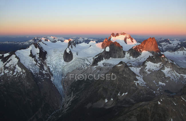 Montagnes Bugaboos enneigées au lever du soleil, parc provincial Bugaboo, montagnes Purcell, Canada — Photo de stock