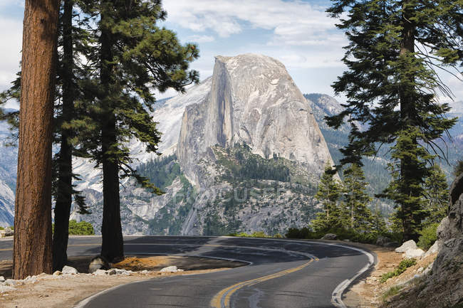 Straße zum Gletscherpunkt im Yosemite Nationalpark, Kalifornien, USA — Stockfoto