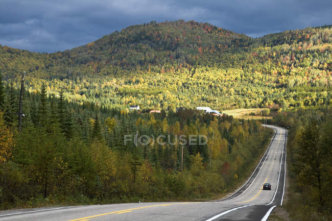 Carretera entre Les Eboulements y Saint-Hilarion, Quebec, Canadá . - foto de stock